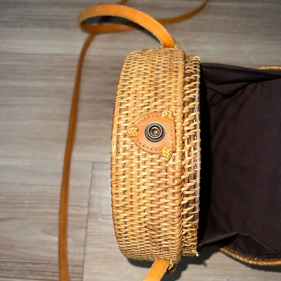 Street Level Round Wicker Seashell Crossbody Straw Bag - Picture 5 of 11